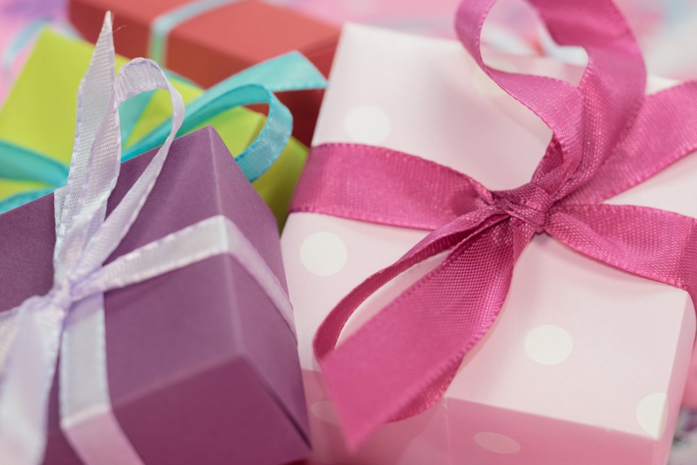Подарок на розовом фоне