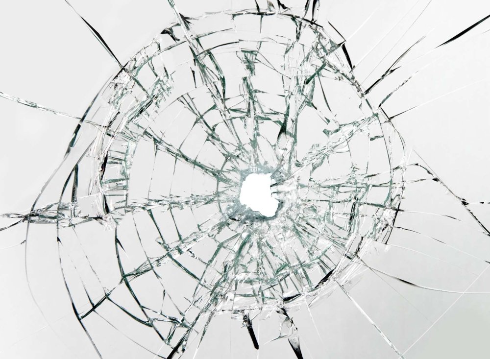 Разбитое стекло сбоку