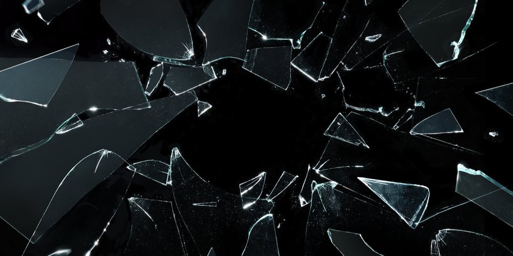 Осколки на черном фоне