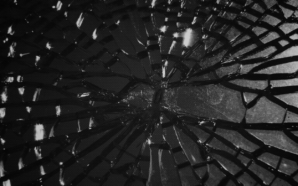 Разбитое черное стекло