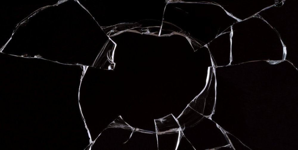 Трещина на черном стекле