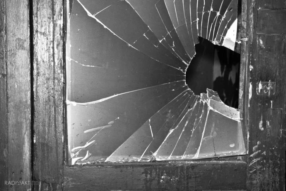 Разбитое стекло раскиданное