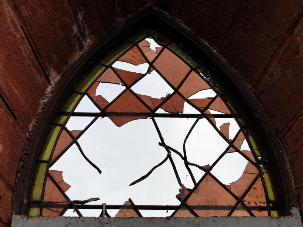 Разбитое стекло на темном фоне