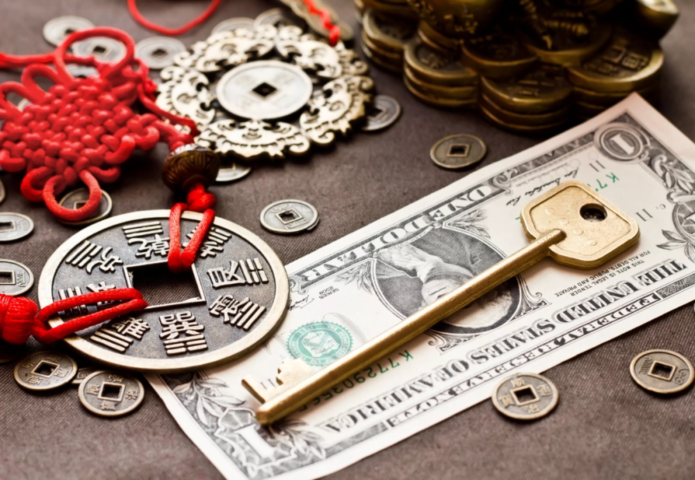 Деньги и ключи от квартиры