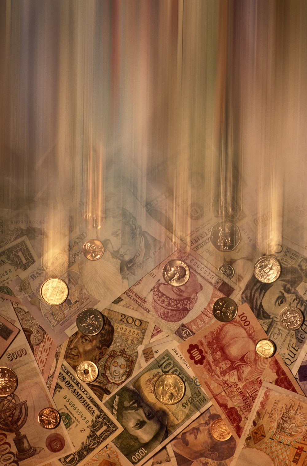 Золотой ключ на черном фоне