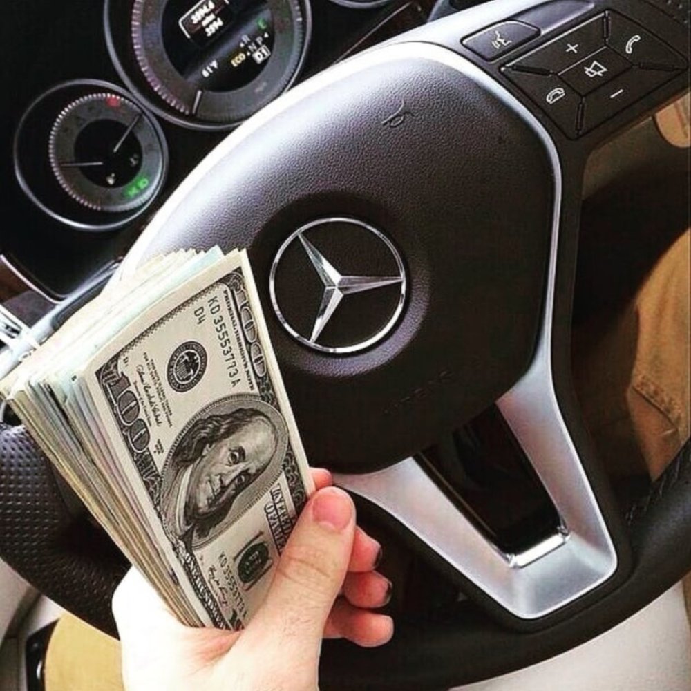 Деньги в машине