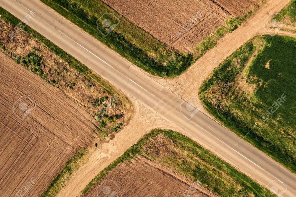 Перекресток грунтовых дорог