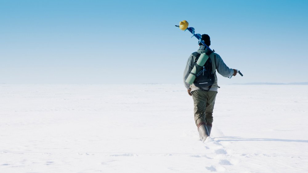 Зимняя рыбалка на реке