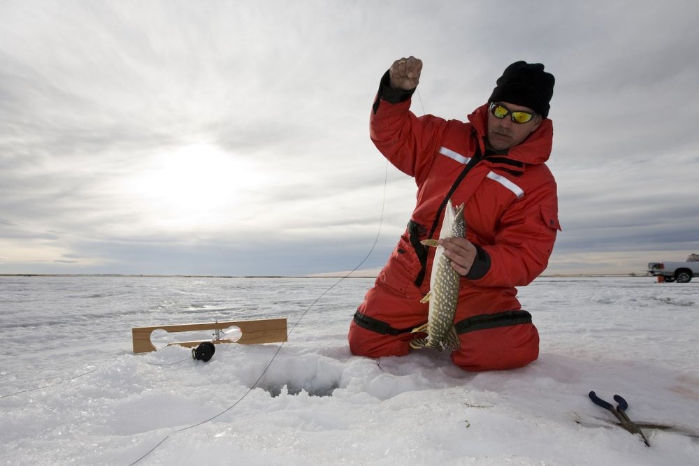 Рыбак на льду вектор