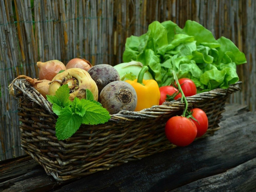 Корзина с овощами и фруктами