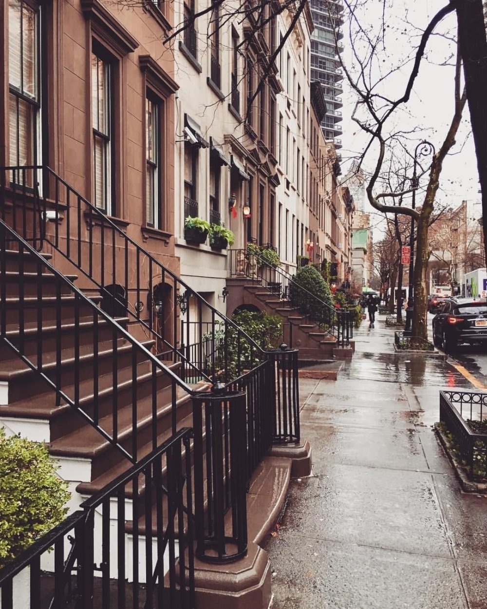 Улицы Парижа с видом на Эйфелеву башню