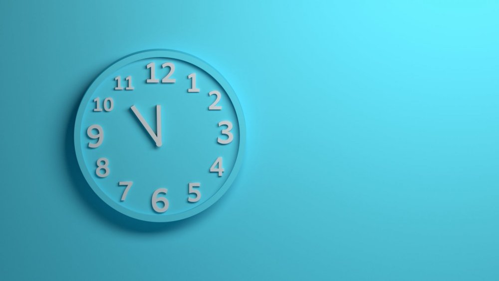 Часы на голубом фоне
