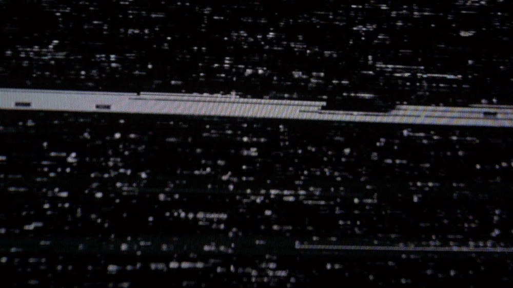 Черный экран с помехами