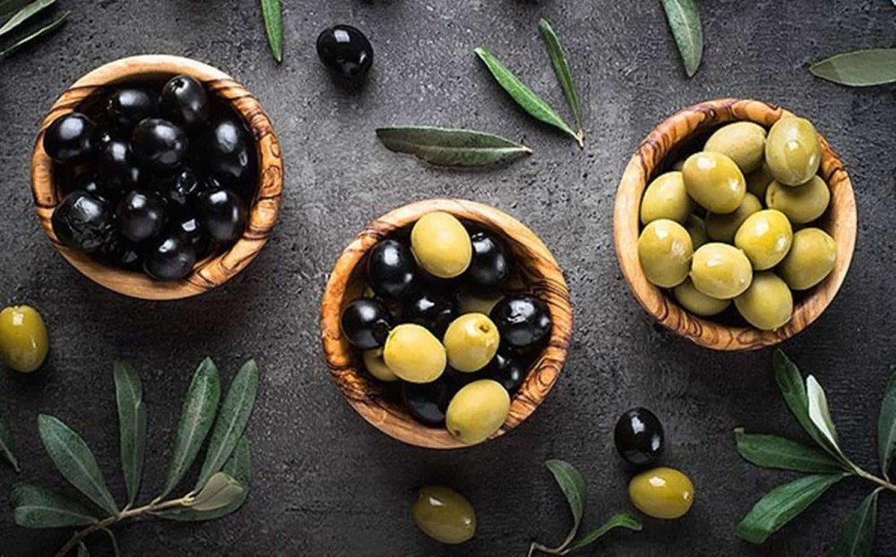 Маслины на черном фоне