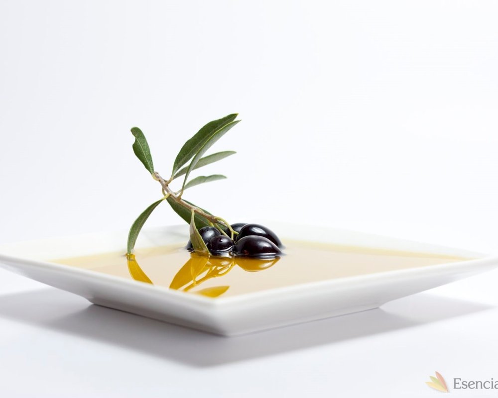 Оливки на белом столе