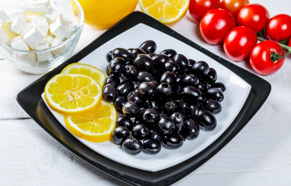 Оливка в разрезе с косточкой