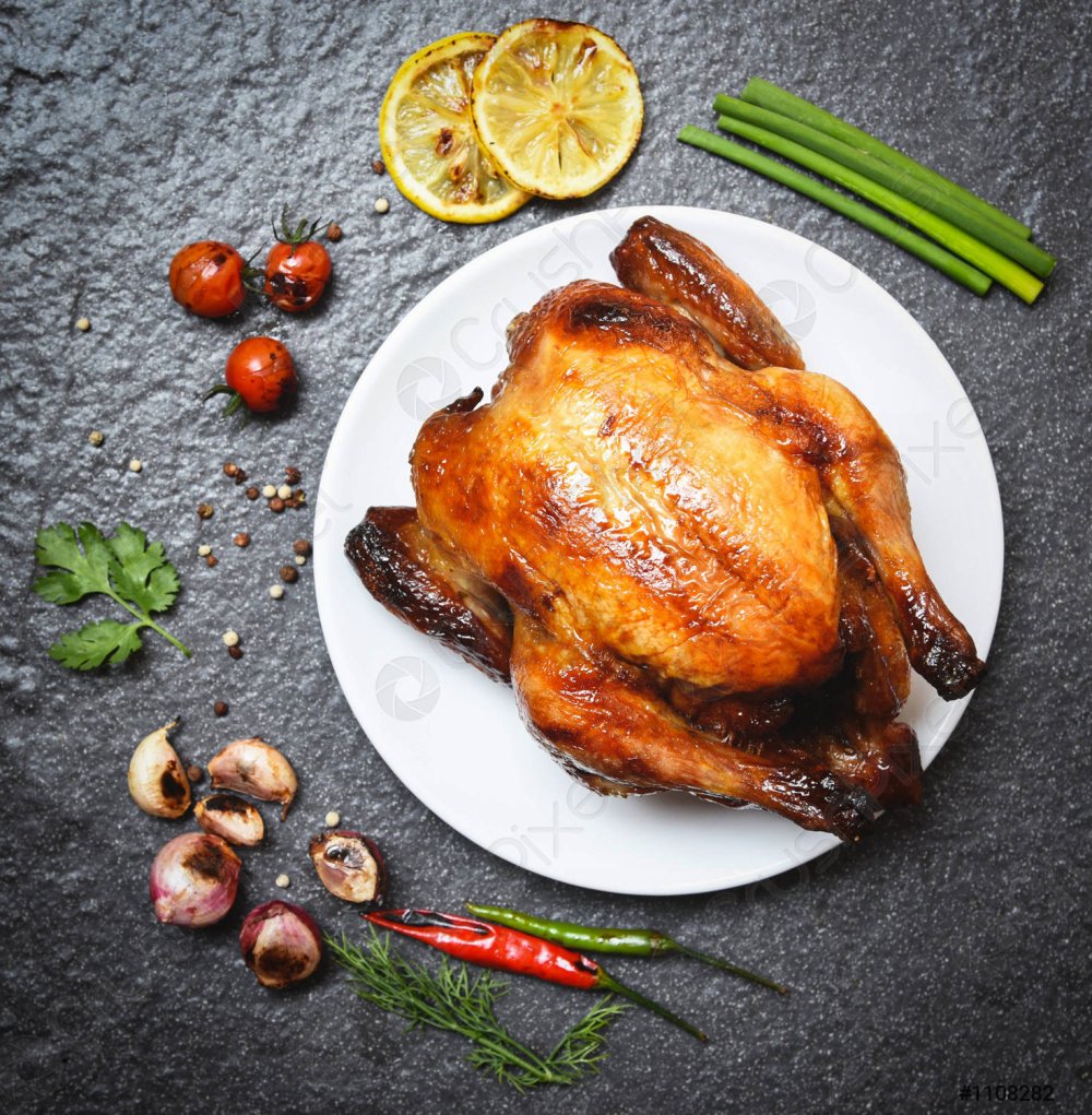 Жареная курица на тарелке