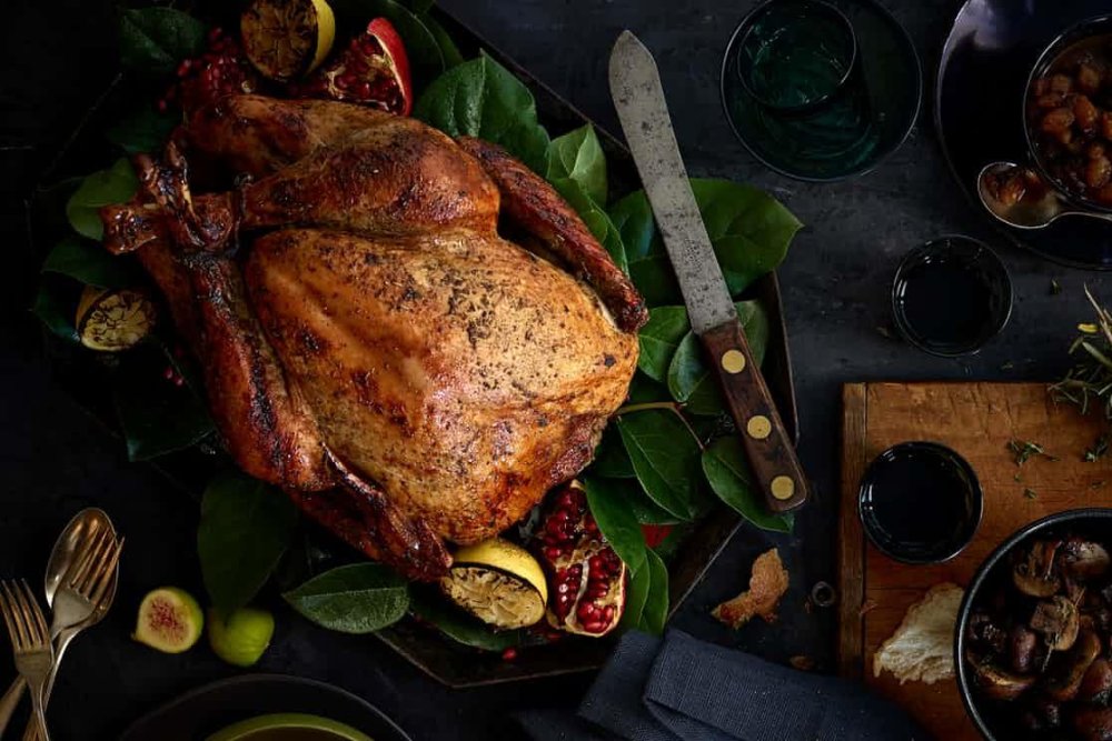 Куры гриль на черном фоне