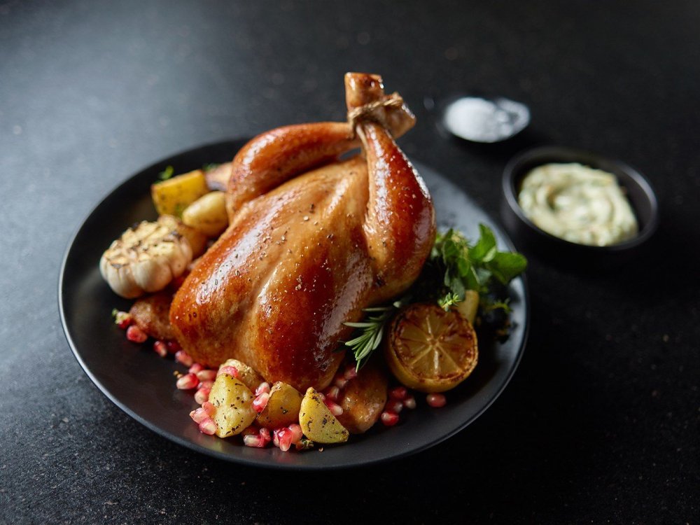 Курица гриль на белой тарелке с фоном