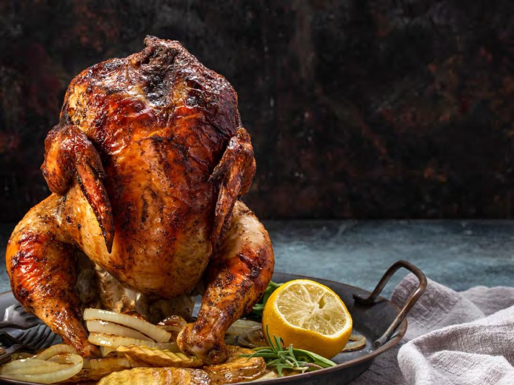 Курица гриль на фоне огня