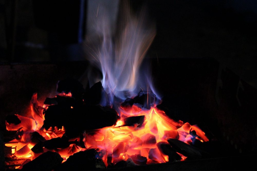 Мангал с огнем ночью