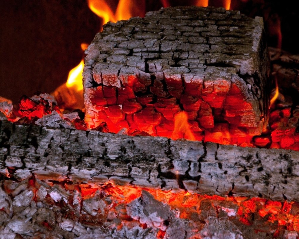 Тлеющие угли в камине