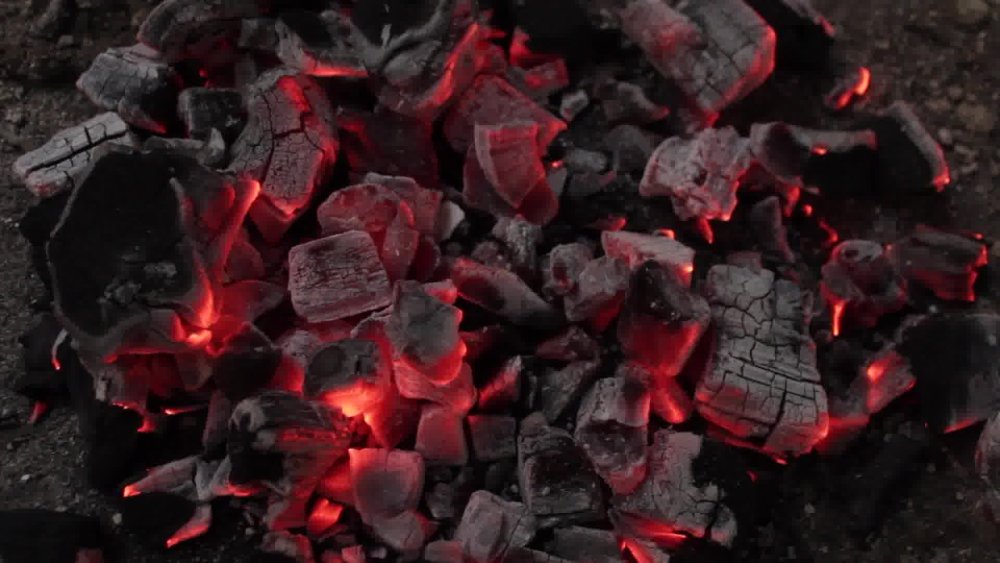 Черные тлеющие угли