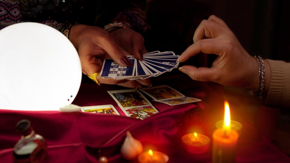 Гадалка гадает на руке