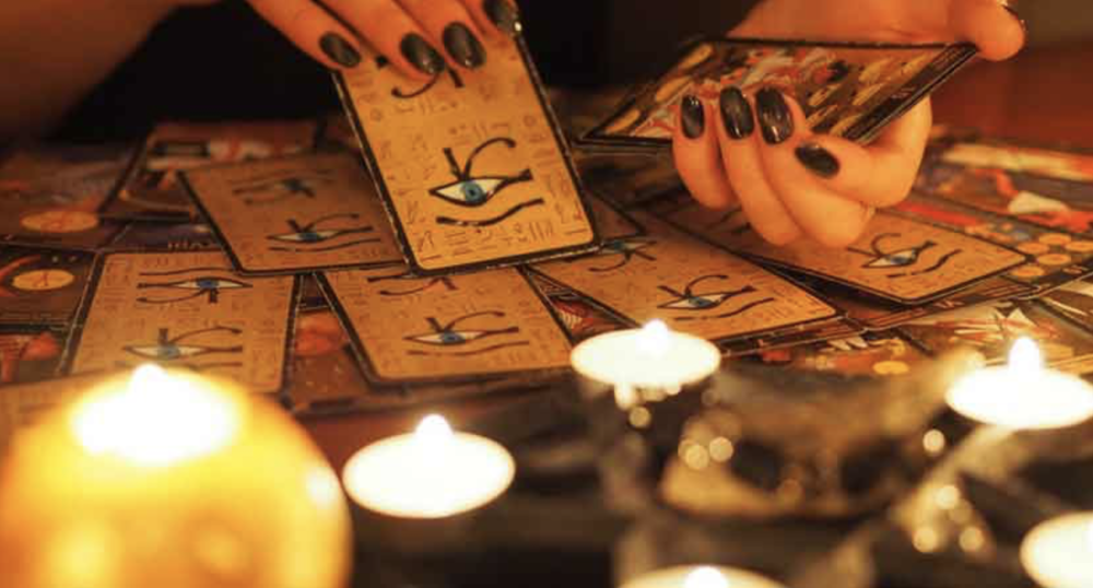 Гадалка с картами