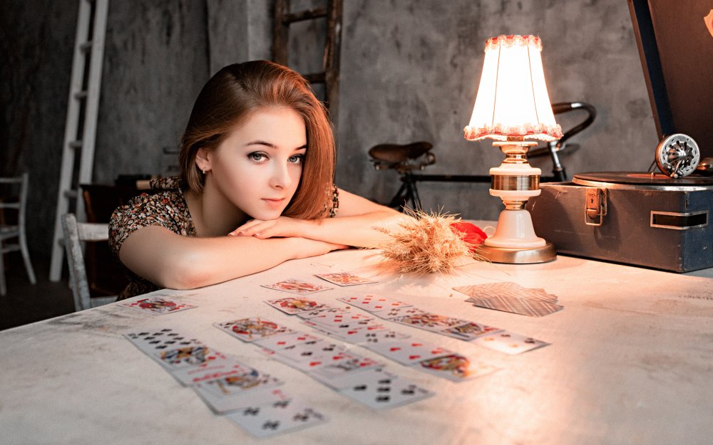 Цыганка гадает фото