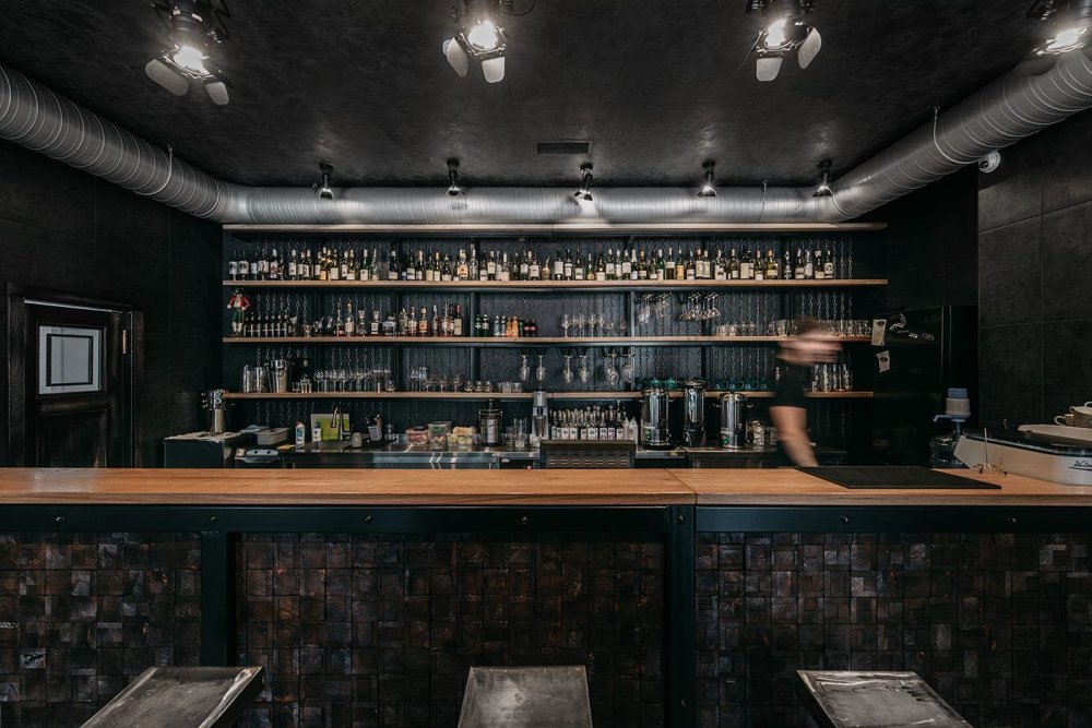 Барная стойка в стиле брутализм