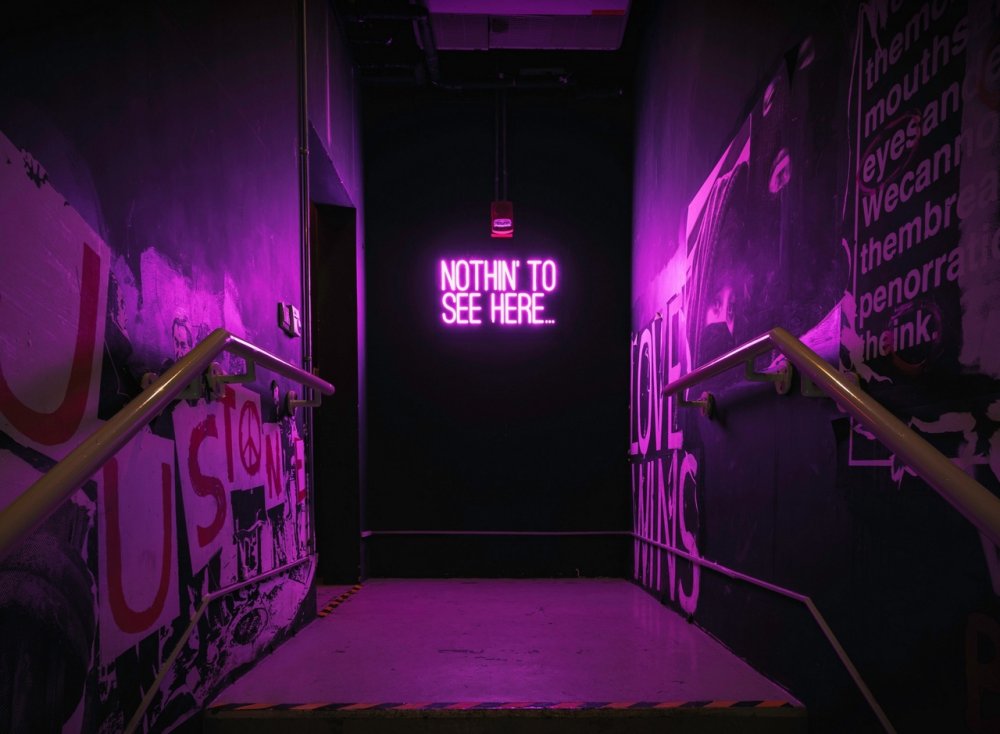 Неоновое помещение