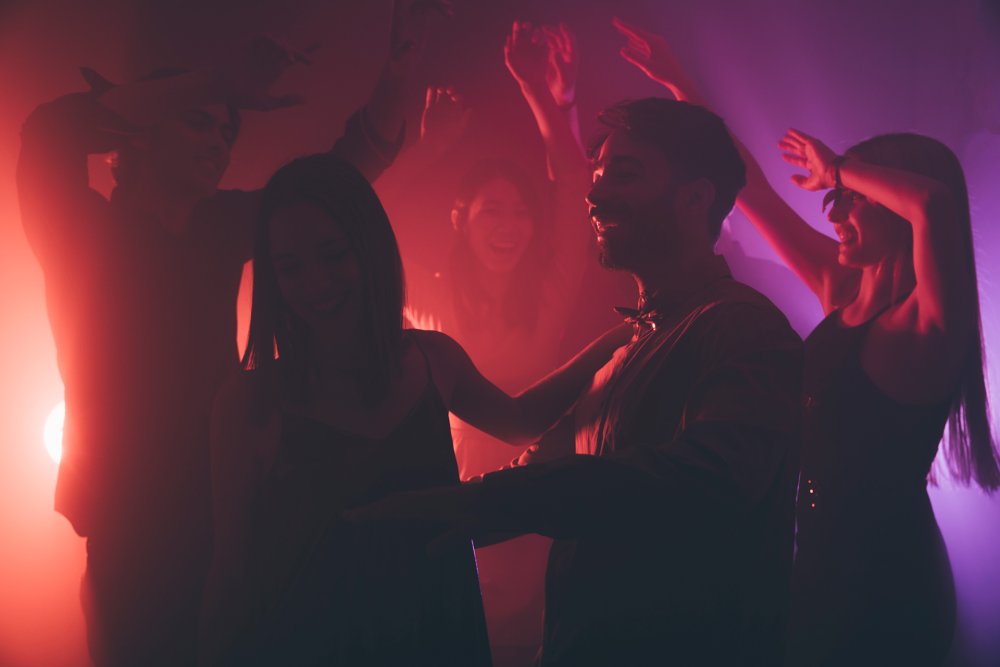 Танцующая пара в клубе