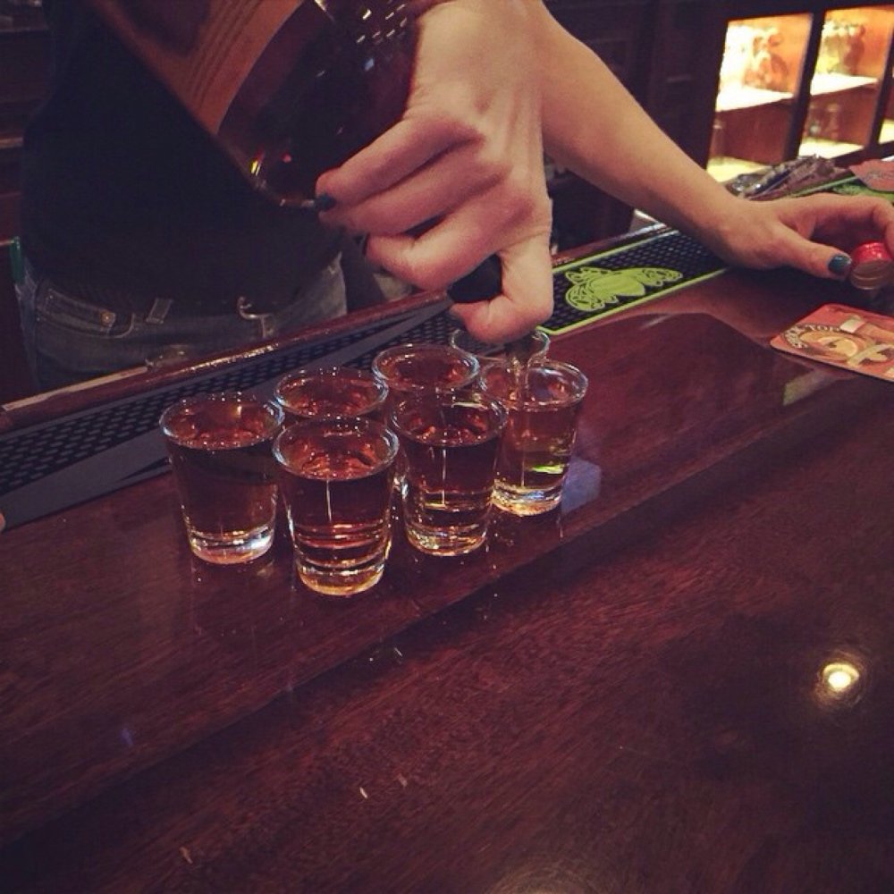 Алкоголь на столе в баре