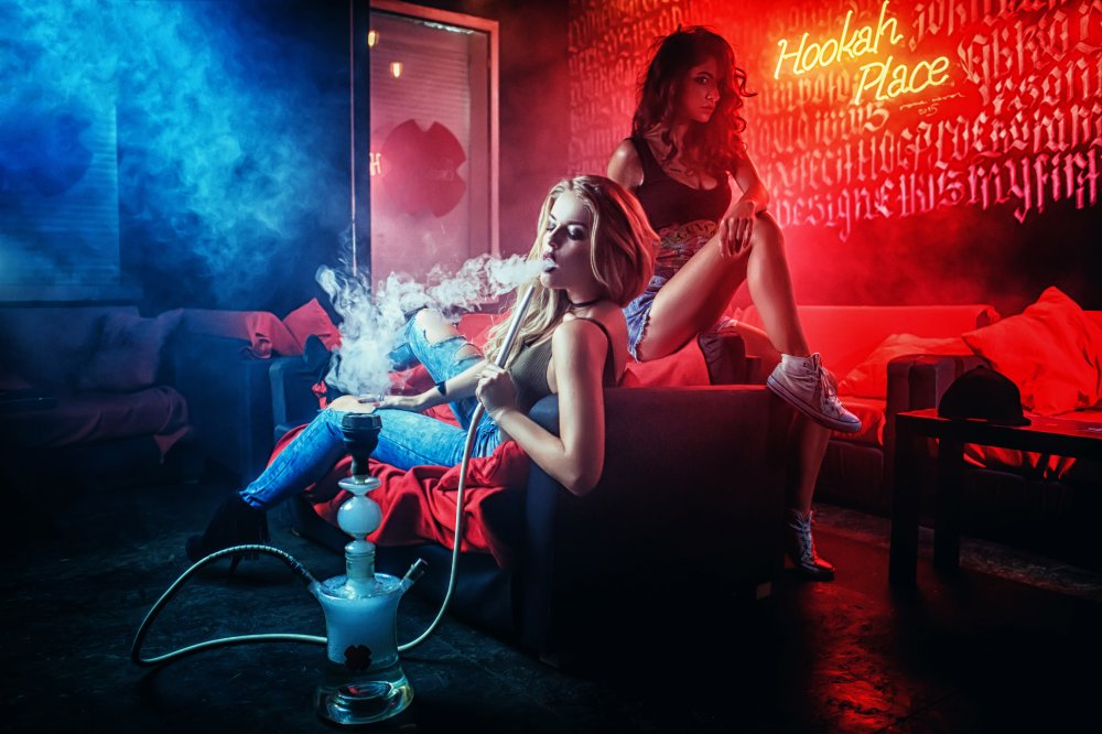 Девушка курит кальян