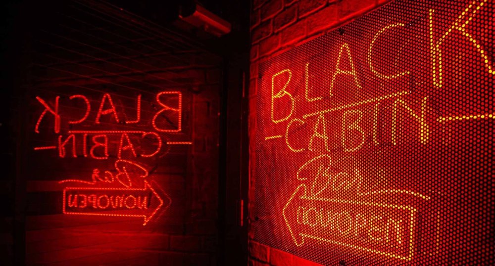 Неоновые надписи в кафе