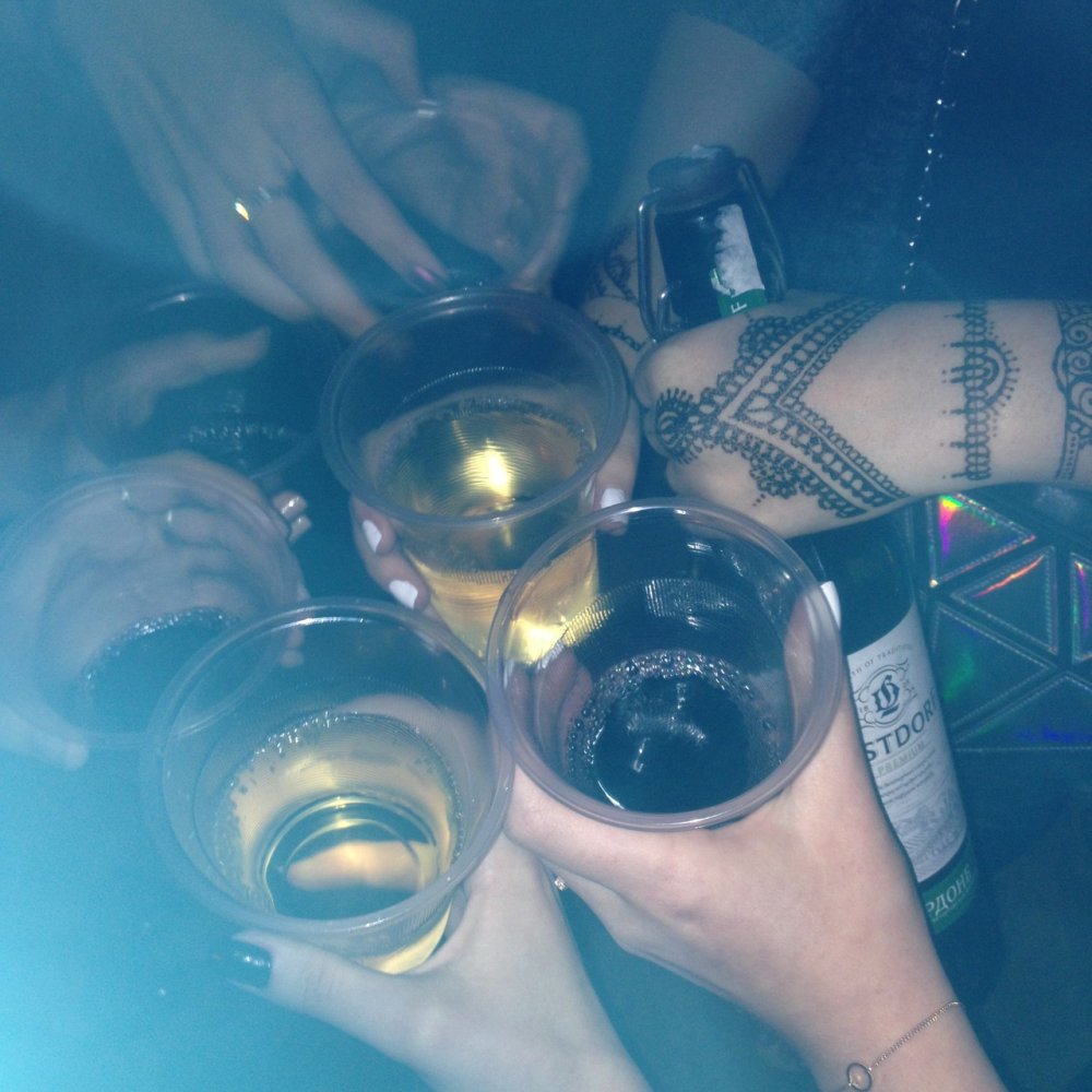 Девушка с алкоголем без лица