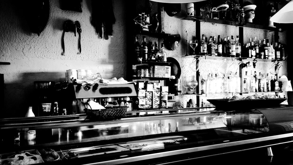 Черно белый ресторан