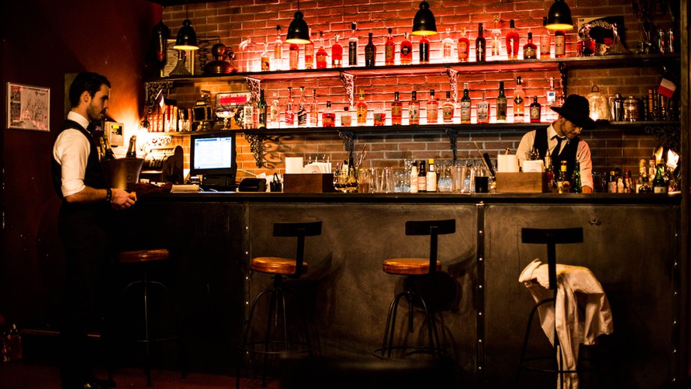 Барная стойка в баре с людьми