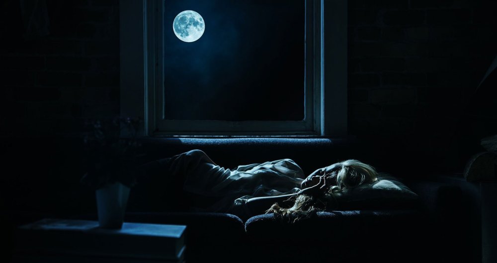 Ангел с крыльями в темноте