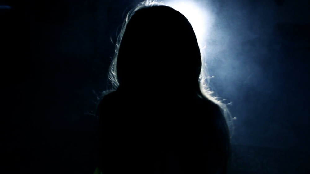 Ангел с черным и белым крылом