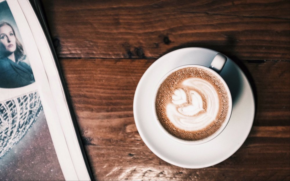 Кружки с кофе вид сверху