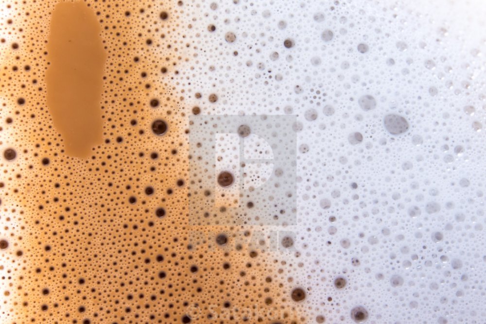 Деревянный стол с кофе вид сверху