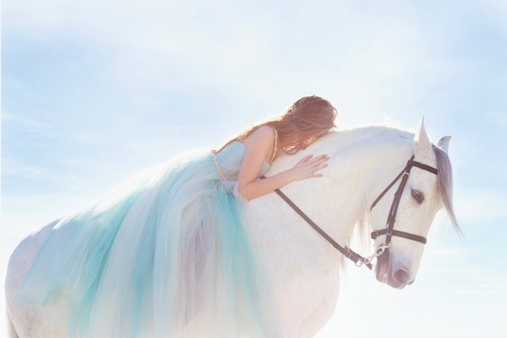 Девушка и белая лошадь