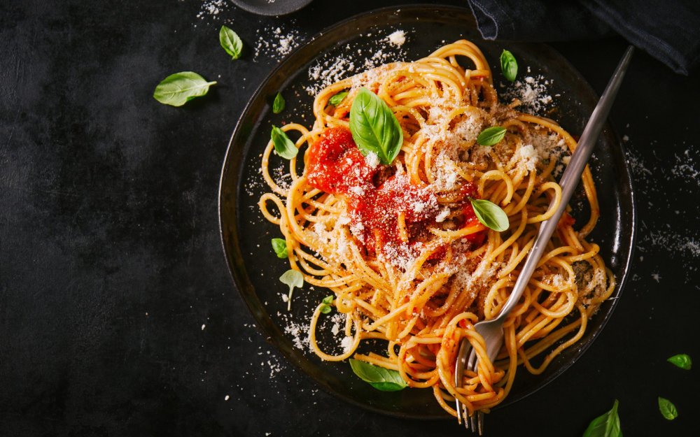 Макароны на темном фоне