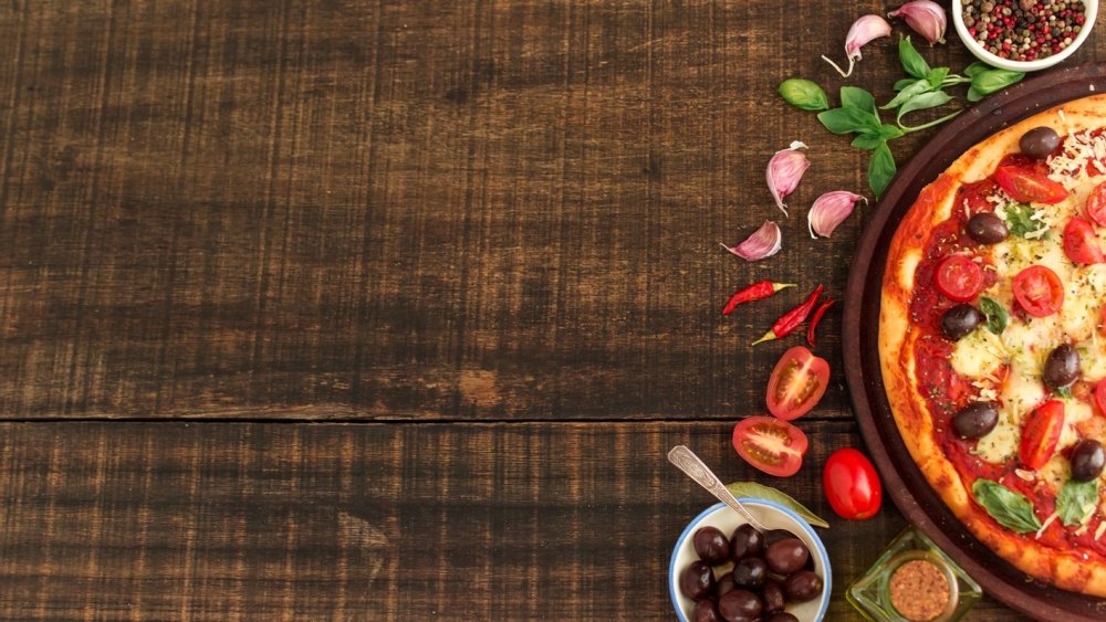 Пицца на деревянном столе