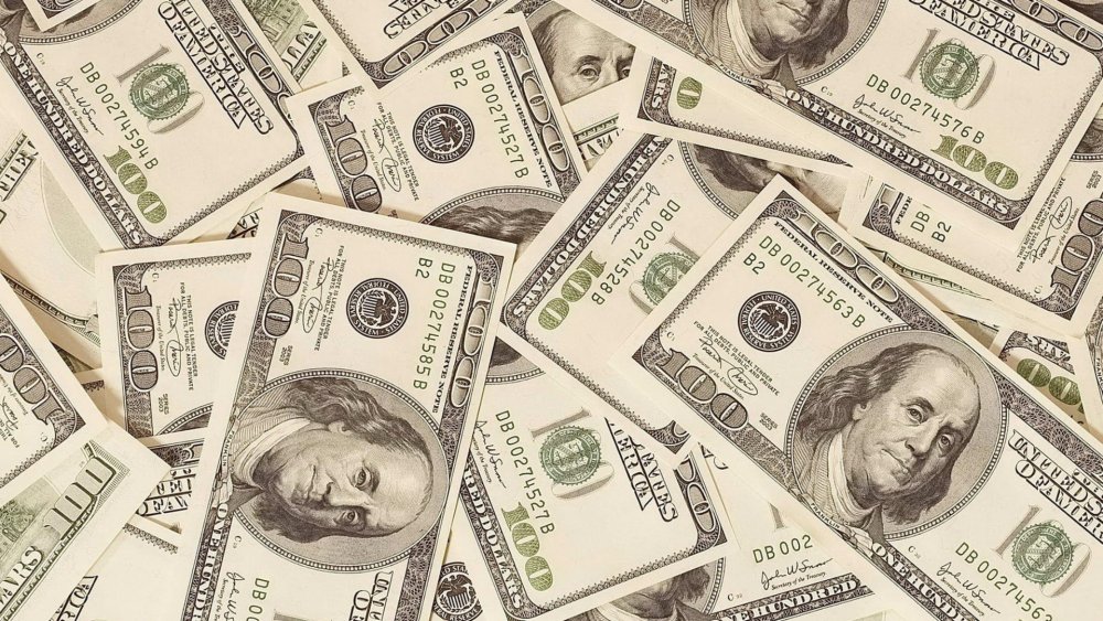 Девушка с долларами