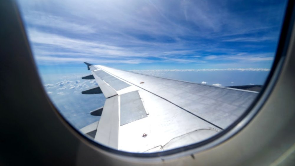 Крыло самолета в иллюминаторе