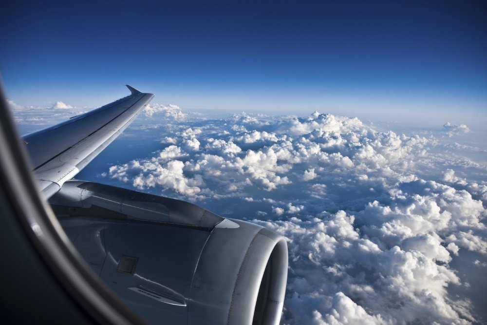 Вид из иллюминатора самолета