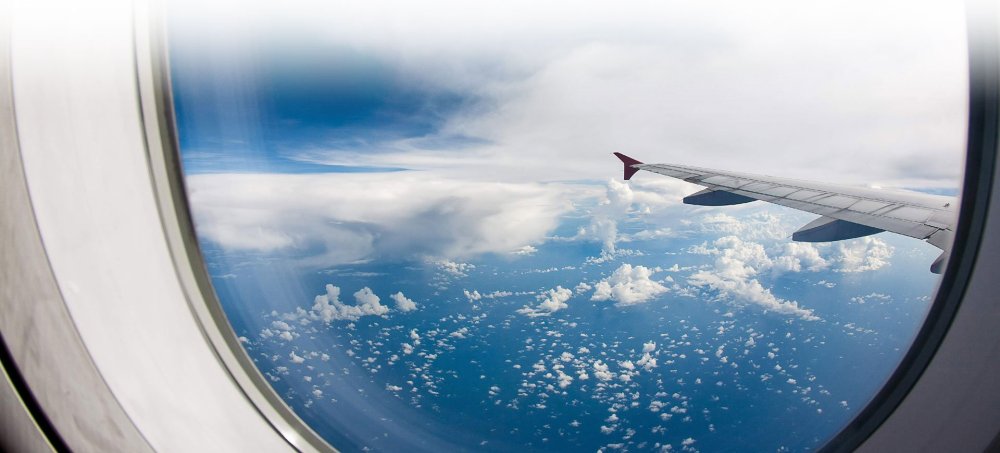 Вид из иллюминатора на крыло